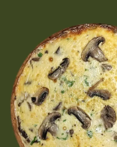 Quiche de cogumelos e alho-poró vista de cima
