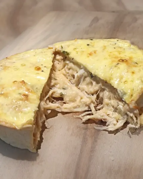 Quiche de frango e palmito cortada, mostrando o recheio