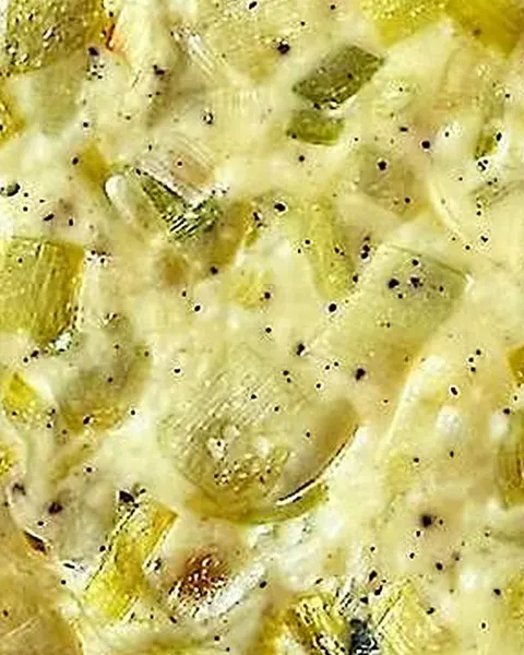 Recheio cremoso de alho-poró visto de perto